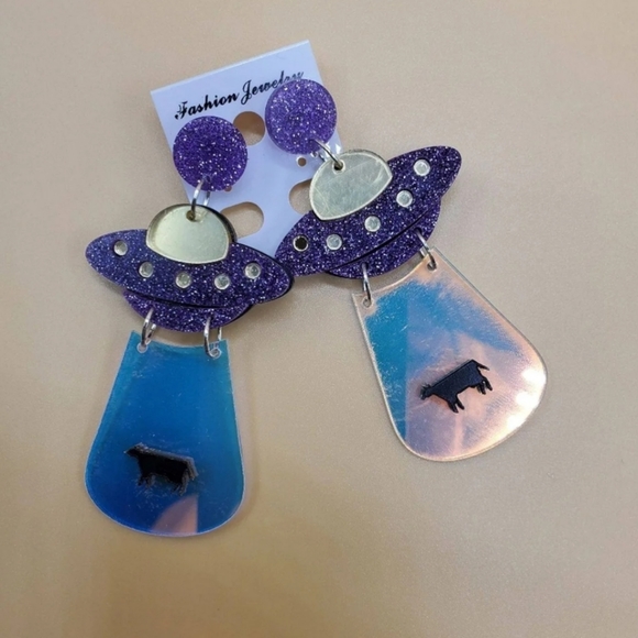 UFO beaming bold statement earrings - Picture 5 of 5